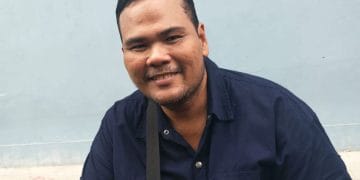 Bintang serial Lupus, Fahmi Bo, menangis ketika ditanya Melaney Ricardo tentang teman artis yang menjenguk. Kondisinya kini semakin menurun. (Sumber: Kompas.com)