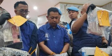 Konferensi pers penanganan kasus penggelapan uang Rp 10 miliar oleh sopir bank digelar di Mapolda Jateng, Kota Semarang. (Sumber: halosemarang.id)