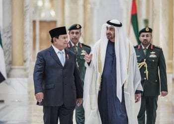 Presiden Prabowo Subianto disambut oleh Presiden UAE, Mohammed bin Zayed Al Nahyan (MBZ), di Abu Dhabi saat kunjungan resmi (Sumber: Arab News)