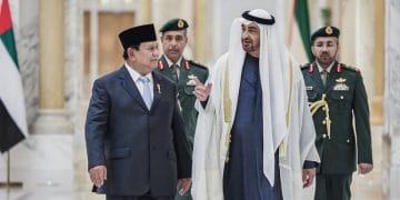 Presiden Prabowo Subianto disambut oleh Presiden UAE, Mohammed bin Zayed Al Nahyan (MBZ), di Abu Dhabi saat kunjungan resmi (Sumber: Arab News)