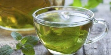 Secangkir teh hijau panas di meja kayu. (Sumber: industry.co.id)