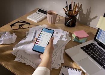 Modern workspace with productivity apps on laptop and smartphone. (Source: Freepik)