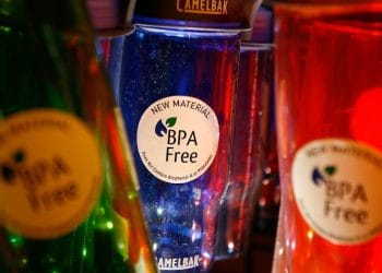 Label "BPA Free" pada botol plastik untuk makanan/minuman — menunjukkan produk tidak menggunakan bahan Bisphenol A. (Sumber: David McNew/Getty Images)