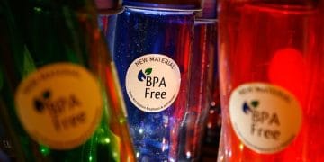 Label "BPA Free" pada botol plastik untuk makanan/minuman — menunjukkan produk tidak menggunakan bahan Bisphenol A. (Sumber: David McNew/Getty Images)