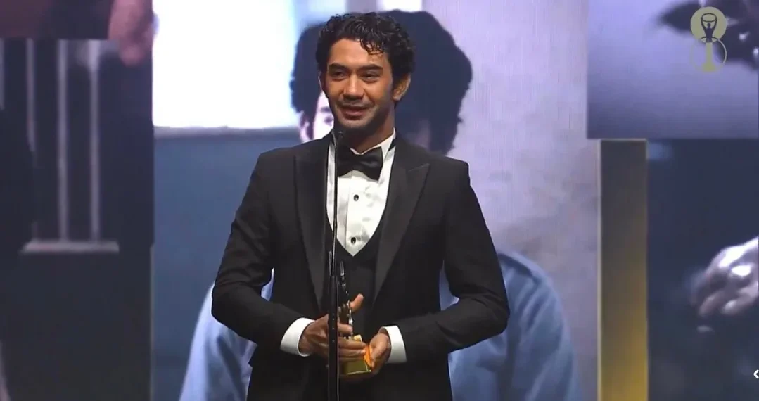 Reza Rahadian Raih Empat Penghargaan Bergengsi di Busan Vision Awards Film debut Reza Rahadian, “On Your Lap,” sukses besar di Busan Vision Awards, membawa pulang empat penghargaan bergengsi dan menegaskan posisi perfilman Indonesia di panggung internasional.