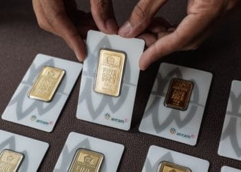 Pedagang menampilkan emas Antam. (Sumber: wartafinansial.com)