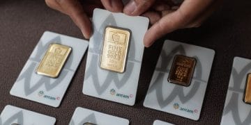 Pedagang menampilkan emas Antam. (Sumber: wartafinansial.com)