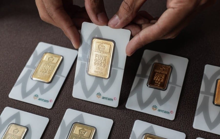 Pedagang menampilkan emas Antam. (Sumber: wartafinansial.com)