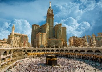 Panduan doa memasuki kota Makkah lengkap dengan teks Arab, latin, dan artinya. Simak makna serta amalan penting agar ibadah di tanah suci lebih khusyuk. (Sumber: expedia.co.id)