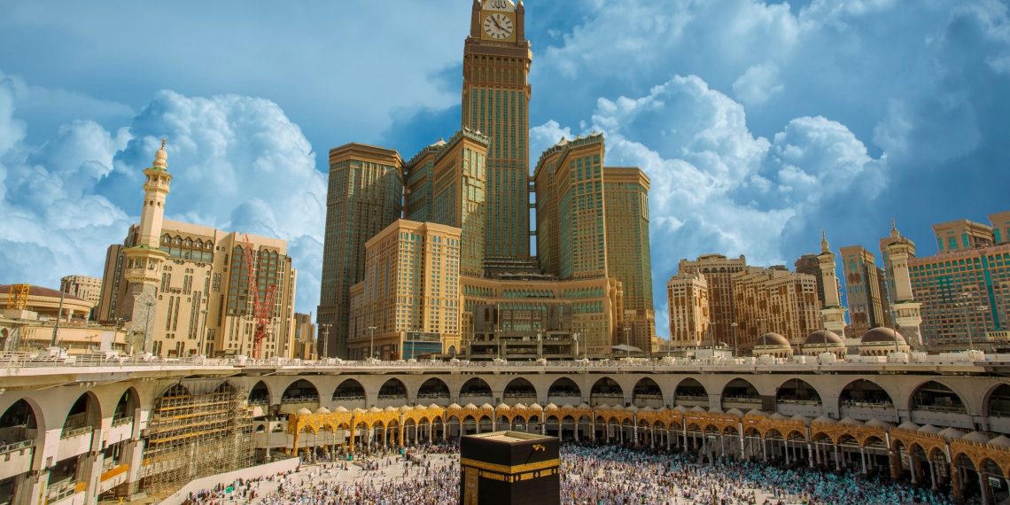 Doa Memasuki Kota Makkah: Panduan Lengkap dengan Teks Arab, Latin, dan Artinya Panduan doa memasuki kota Makkah lengkap dengan teks Arab, latin, dan artinya. Simak makna serta amalan penting agar ibadah di tanah suci lebih khusyuk. (Sumber: expedia.co.id)