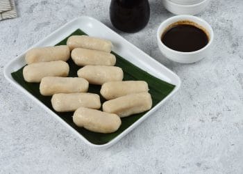 Pempek ikan tenggiri siap disajikan dengan kuah cuko khas (Sumber: Shutterstock via kompas)