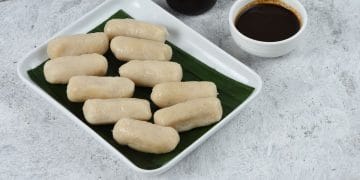 Pempek ikan tenggiri siap disajikan dengan kuah cuko khas (Sumber: Shutterstock via kompas)