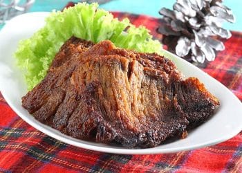 Gepuk basah daging sapi disajikan dengan nasi hangat. (Sumber: Sajian Sedap)