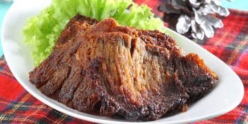 Gepuk basah daging sapi disajikan dengan nasi hangat. (Sumber: Sajian Sedap)