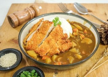 chicken katsu curry siap santap: ayam goreng tepung renyah dengan saus kari kental dan nasi putih hangat—menu praktis dan lezat untuk bekal. (Sumber: KOMPAS.com/MIFTAHUL RIZKY)