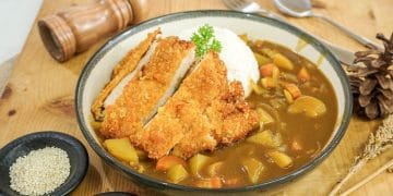 chicken katsu curry siap santap: ayam goreng tepung renyah dengan saus kari kental dan nasi putih hangat—menu praktis dan lezat untuk bekal. (Sumber: KOMPAS.com/MIFTAHUL RIZKY)