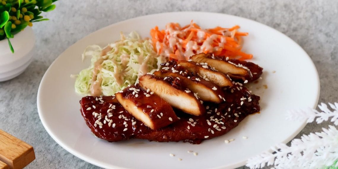Resep ayam bakar teriyaki yang gurih dan manis ini cocok untuk makan siang praktis di rumah. Hanya dengan bahan sederhana, rasanya seperti masakan restoran. (Sumber: SHUTTERSTOCK/Setyo Hadi Joko Nugroho)