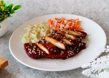 Resep ayam bakar teriyaki yang gurih dan manis ini cocok untuk makan siang praktis di rumah. Hanya dengan bahan sederhana, rasanya seperti masakan restoran. (Sumber: SHUTTERSTOCK/Setyo Hadi Joko Nugroho)