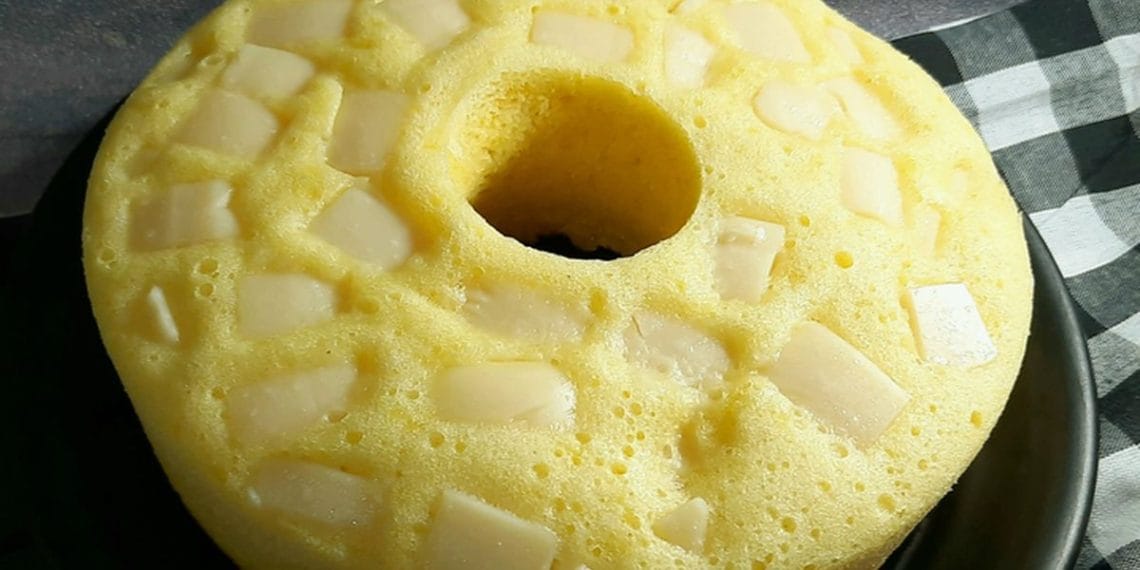 Bolu labu kuning lembut dengan topping keju parut, cocok untuk camilan anak-anak hingga orang tua (Sumber: Shutterstock/Eva Hidayah)