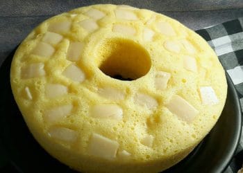 Bolu labu kuning lembut dengan topping keju parut, cocok untuk camilan anak-anak hingga orang tua (Sumber: Shutterstock/Eva Hidayah)