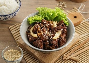 Beef Teriyaki gurih manis dengan potongan bawang bombay dan paprika hijau, cocok sebagai lauk nasi hangat. (Sumber: Shutterstock/Dezty Su)