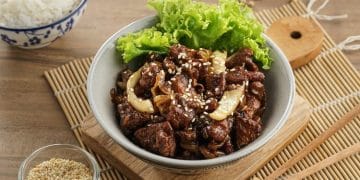 Beef Teriyaki gurih manis dengan potongan bawang bombay dan paprika hijau, cocok sebagai lauk nasi hangat. (Sumber: Shutterstock/Dezty Su)