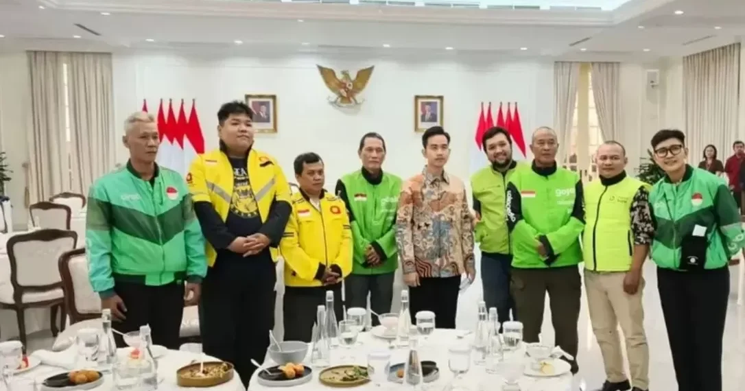 Wakil Presiden Gibran Rakabuming Raka berdialog hangat dengan perwakilan driver ojek online (ojol) dari GoJek, Grab, Maxim, dan InDrive di Istana Wapres. (Sumber: Jawapos)