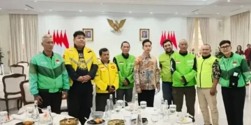Wakil Presiden Gibran Rakabuming Raka berdialog hangat dengan perwakilan driver ojek online (ojol) dari GoJek, Grab, Maxim, dan InDrive di Istana Wapres. (Sumber: Jawapos)