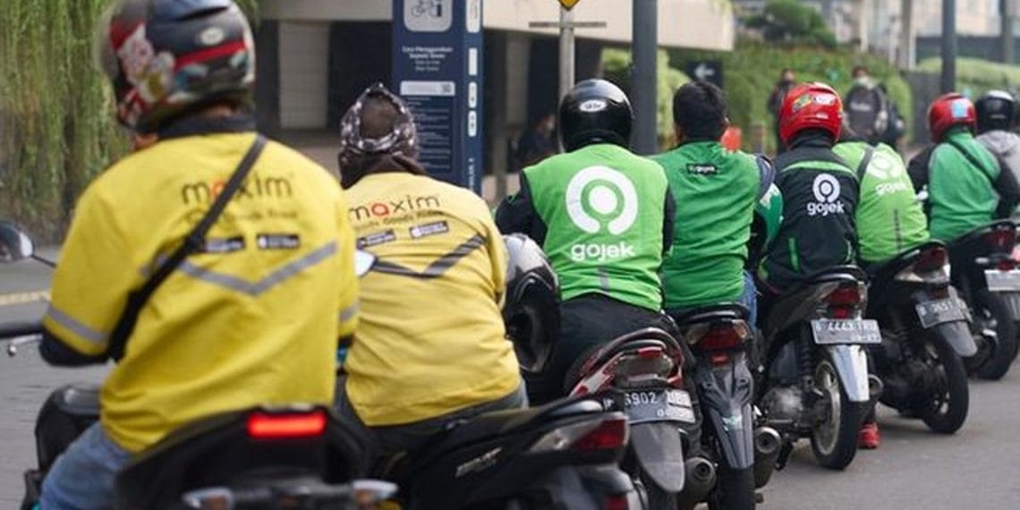 Ojol bisa dapat bonus Rp 500 ribu dari Kapolda Metro Jaya jika laporkan kejahatan di jalan. Simak syarat dan penjelasan lengkapnya di sini. (Sumber: Shutterstock VIa Kompas)