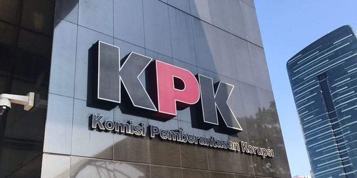 Wakil Bupati Jember Djoko Susanto melaporkan Bupati Muhammad Fawait ke KPK terkait indikasi penyimpangan APBD dan koordinasi pemerintahan yang tidak transparan, serta meminta pengawasan fungsi supervisi daerah. (Sumber: KOMPAS.com/GARRY ANDREW LOTULUNG)