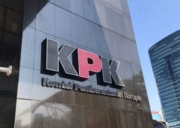 Wakil Bupati Jember Djoko Susanto melaporkan Bupati Muhammad Fawait ke KPK terkait indikasi penyimpangan APBD dan koordinasi pemerintahan yang tidak transparan, serta meminta pengawasan fungsi supervisi daerah. (Sumber: KOMPAS.com/GARRY ANDREW LOTULUNG)