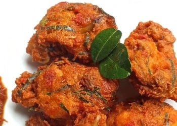 Ayam goreng terasi dengan taburan daun jeruk yang harum, siap disajikan di meja makan. (Sumber: viva.co.id)