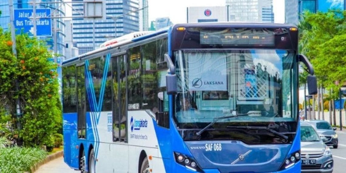 Bus TransJakarta melintas di jalur khusus. (Sumber: Shutterstock/ Akhmad Dody Firmansyah)