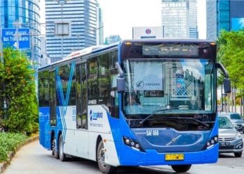 Bus TransJakarta melintas di jalur khusus. (Sumber: Shutterstock/ Akhmad Dody Firmansyah)