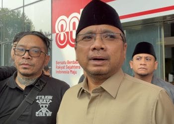 KPK menyelidiki apakah ada pertemuan antara eks bendahara Amphuri dan mantan Menag Yaqut Cholil terkait pembagian kuota haji tambahan. Fokus pada SK dan waktu pertemuan. (Sumber: KOMPAS.com/HARYANTI PUSPA SARI)
