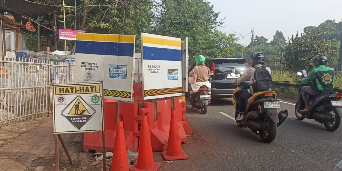 Kendaraan terjebak antrean panjang di ruas Jalan TB Simatupang, Jakarta Selatan, akibat proyek galian yang mempersempit jalan. (Sumber: KOMPAS.com/ARDHI RIDWANSYAH)