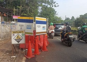 Kendaraan terjebak antrean panjang di ruas Jalan TB Simatupang, Jakarta Selatan, akibat proyek galian yang mempersempit jalan. (Sumber: KOMPAS.com/ARDHI RIDWANSYAH)