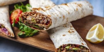 Kebab ayam homemade dengan daging berbumbu dan sayuran segar, praktis disimpan dalam freezer. (Sumber: viva.co.id)