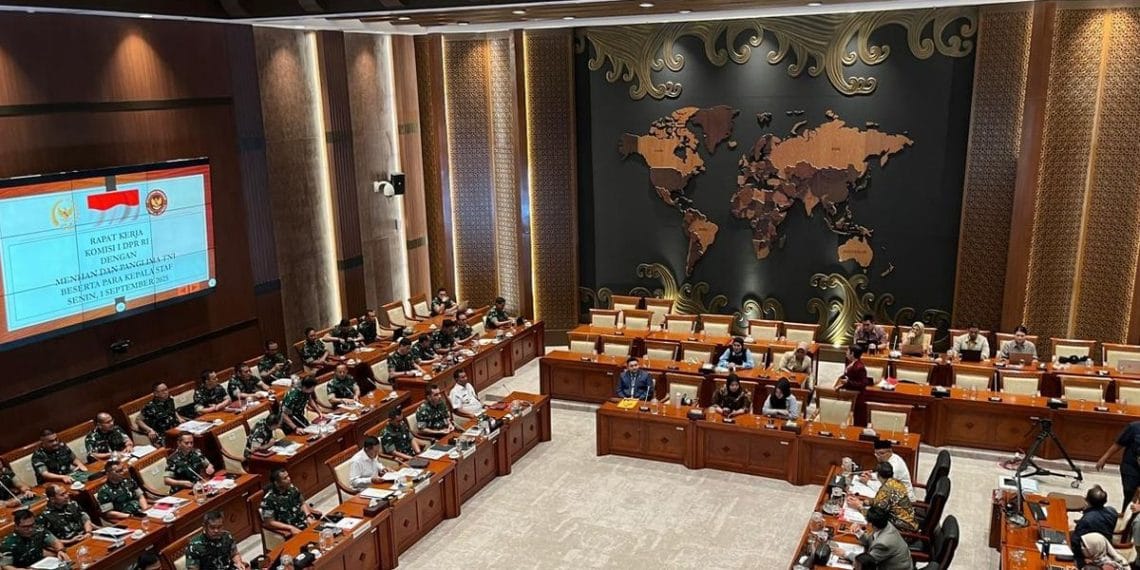 Gubernur Bank Indonesia Perry Warjiyo bersama jajaran menghadiri rapat kerja dengan Komisi XI DPR di Kompleks Parlemen, Senayan. (Sumber foto: KOMPAS.com/FIKA NURUL ULYA)