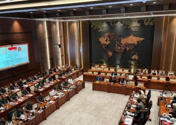 Gubernur Bank Indonesia Perry Warjiyo bersama jajaran menghadiri rapat kerja dengan Komisi XI DPR di Kompleks Parlemen, Senayan. (Sumber foto: KOMPAS.com/FIKA NURUL ULYA)