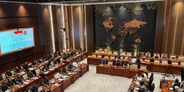 Gubernur Bank Indonesia Perry Warjiyo bersama jajaran menghadiri rapat kerja dengan Komisi XI DPR di Kompleks Parlemen, Senayan. (Sumber foto: KOMPAS.com/FIKA NURUL ULYA)