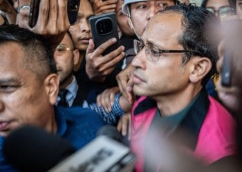 Mantan Mendikbudristek Nadiem Makarim mengenakan rompi tahanan Kejaksaan Agung saat tiba di Rutan Salemba. (Sumber: ANTARA FOTO/Bayu Pratama S/agr(BAYU PRATAMA S)