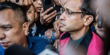 Mantan Mendikbudristek Nadiem Makarim mengenakan rompi tahanan Kejaksaan Agung saat tiba di Rutan Salemba. (Sumber: ANTARA FOTO/Bayu Pratama S/agr(BAYU PRATAMA S)