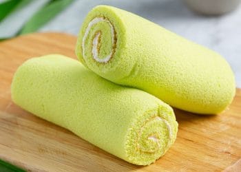 Bolu pandan kukus bertekstur lembut dengan aroma pandan segar. (Sumber: jcomp)