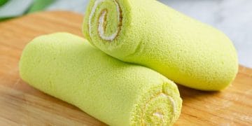 Bolu pandan kukus bertekstur lembut dengan aroma pandan segar. (Sumber: jcomp)