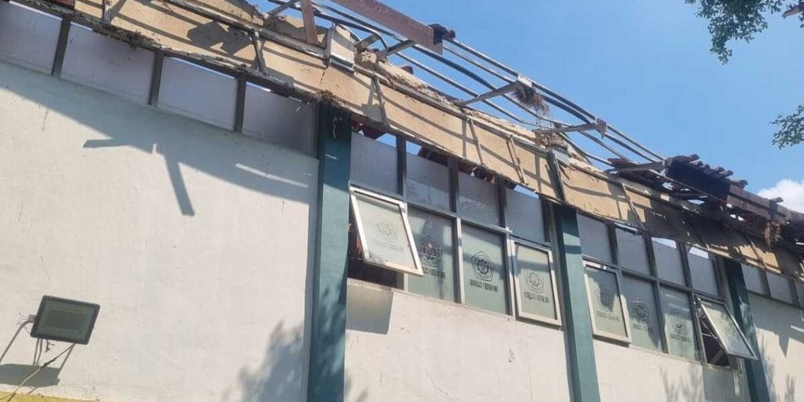 Atap ruang kelas SMKN 1 Cileungsi, Kabupaten Bogor, ambruk dan material genteng serta konstruksi baja ringan berserakan. (Sumber:KOMPAS.COM/AFDHALUL IKHSAN)