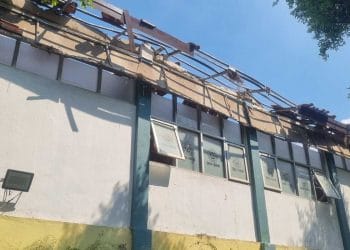 Atap ruang kelas SMKN 1 Cileungsi, Kabupaten Bogor, ambruk dan material genteng serta konstruksi baja ringan berserakan. (Sumber:KOMPAS.COM/AFDHALUL IKHSAN)