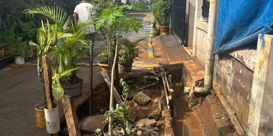 DRAMA Bocornya Pipa PDAM Depok: Tiga Rumah Terendam Banjir Pipa PDAM Depok bocor di Jalan Jangger Raya menyebabkan tiga rumah terendam banjir akibat pipa tua yang belum diganti; PDAM merencanakan penggantian pipa dari PVC ke HDPE. Foto: KOMPAS/DINDA AULIA RAMADHANTY