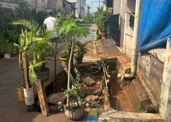 Pipa PDAM Depok bocor di Jalan Jangger Raya menyebabkan tiga rumah terendam banjir akibat pipa tua yang belum diganti; PDAM merencanakan penggantian pipa dari PVC ke HDPE. Foto: KOMPAS/DINDA AULIA RAMADHANTY