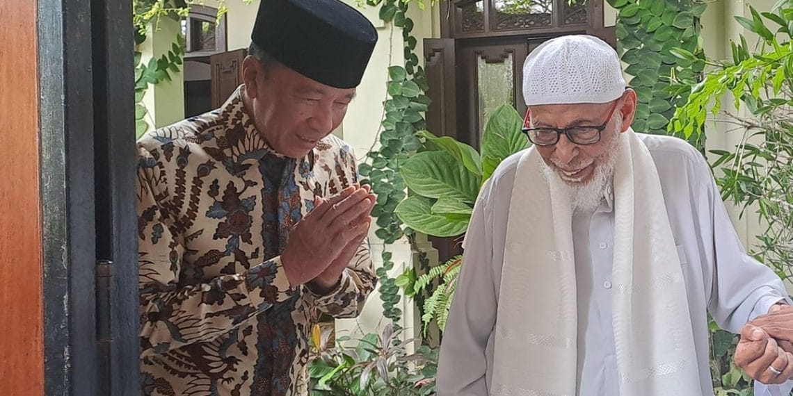 Abu Bakar Baasyir tiba di kediaman Jokowi di Solo, disambut langsung di depan rumah. (Sumber: KOMPAS.COM/Fristin Intan Sulistyowati)